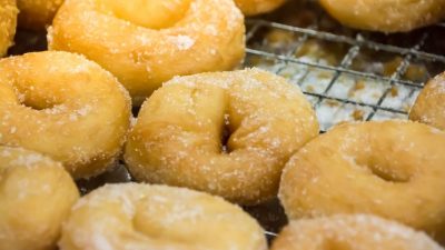Домашние пончики  с сахарной пудрой на кефире
