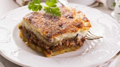 Мусака из картофеля и фарша с соусом Бешамель