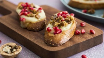 Итальянские кростини с гранатом, орехами и сыром