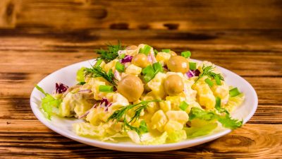 Картофельный салат с белыми грибами и красным луком