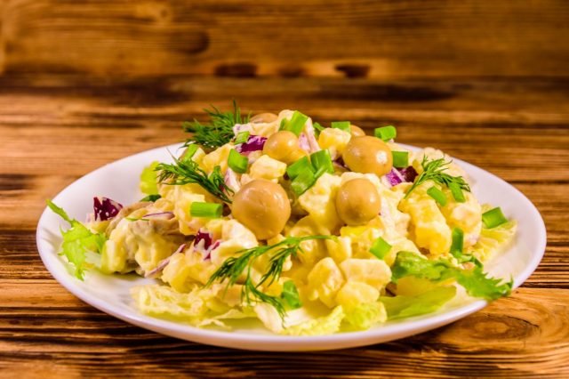 Картофельный салат с белыми грибами и красным луком