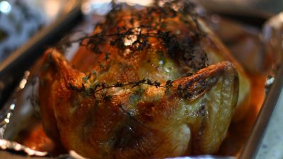 Запеченная курица с инъекциями белого вина и сливок