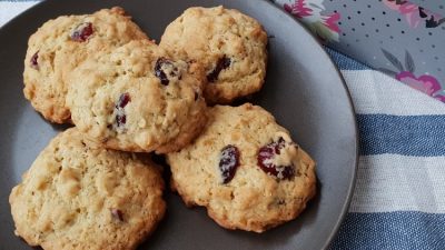 Хрустящее овсяное печенье с клюквой и корицей