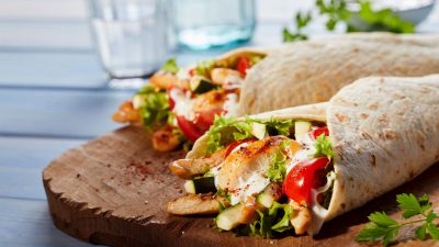 Роллы с курицей и фасолью в лаваше