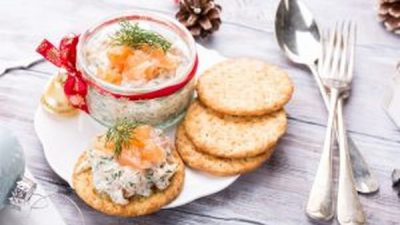 Дип с копченым лососем и сливочным сыром