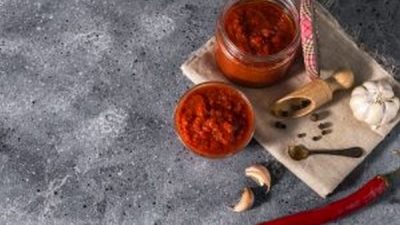 Острая аджика из помидоров с чесноком и острым перцем