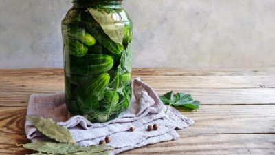 Огурцы с уксусной эссенцией на зиму в банке