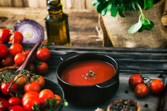Постный томатно-фасолевый суп с чесноком