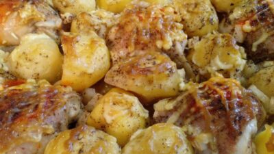 Картошка с маринованными куриными бедрами в духовке