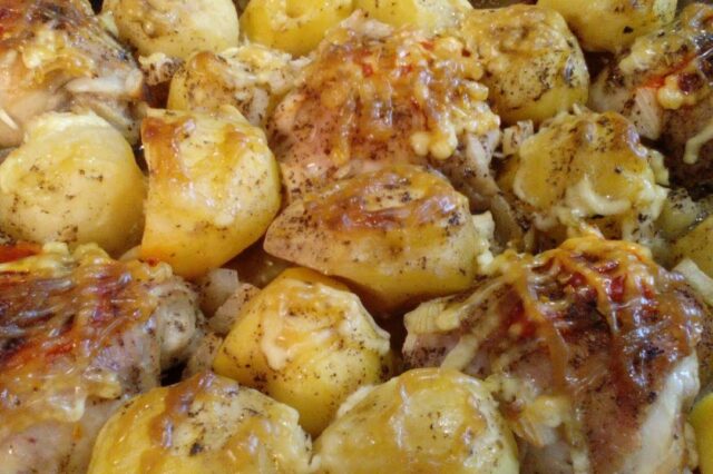Картошка с маринованными куриными бедрами в духовке