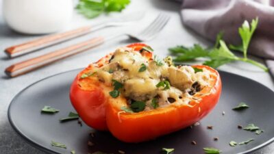 Фаршированный перец с орехами, грибами и помидорами