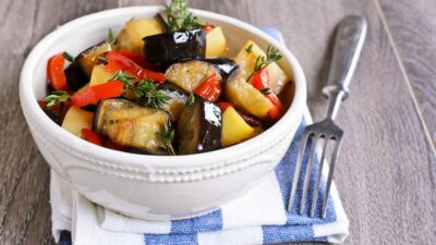 Картофель с кабачками и чесноком на сковороде