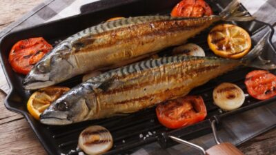Целая скумбрия в маринаде на сковороде гриль