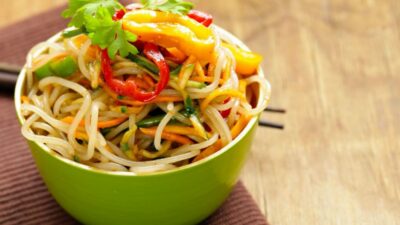 Азиатский салат с корейской морковью, огурцами и фунчозой