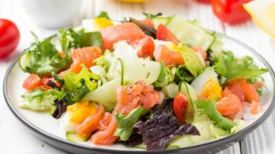 Теплый салат из красной рыбы с мандаринами