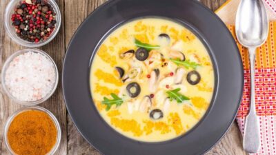 Суп-пюре из кабачков с зеленью на курином бульоне