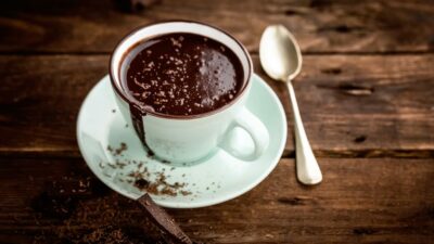 Горячий шоколад с молоком и коричневым сахаром
