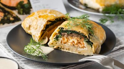 Лосось «Веллингтон» с шампиньонами