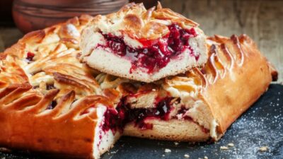 Пирог с яблочным повидлом и изюмом