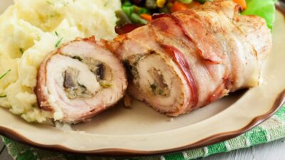 Куриное филе с беконом в маринаде