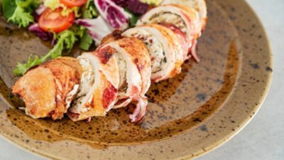 Куриное филе со сливочной начинкой в беконе