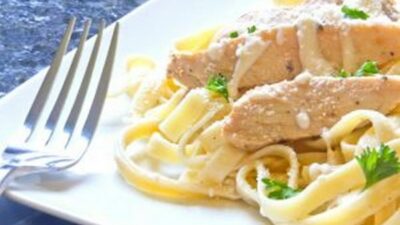 Куриное филе в сливочно-томатном соусе с вином