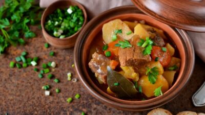 Куриное азу с изюмом по-домашнему