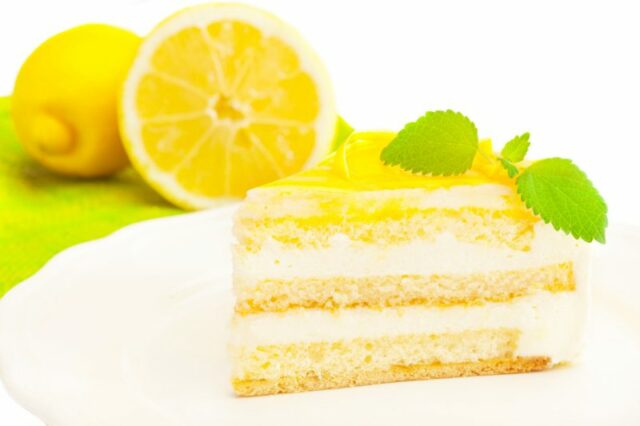 Лимонный торт «Молочная девочка» с ванильным кремом