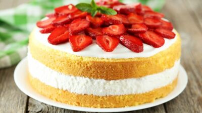 Простой молочный торт со сливочным кремом