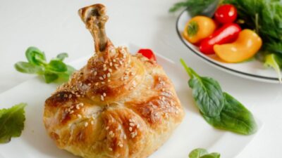 Куриные голени с шампиньонами в рубахе из теста