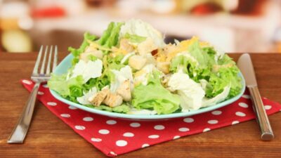 Мясной салат с пекинской капустой и корнишонами