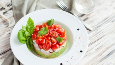 Мясной салат с говядиной, огурцами и помидорами