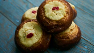 Творожные ватрушки с консервированными персиками