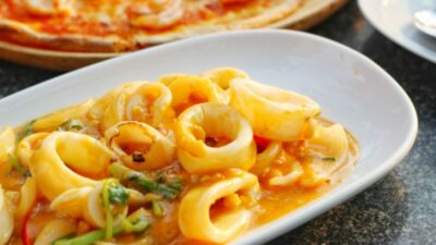 Тушеные кальмары с морковью, луком и чесноком