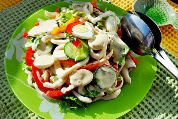 Салат из кальмаров с грибами и перепелиными яйцами