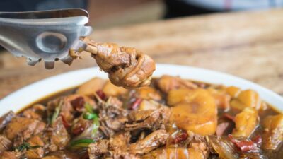 Картошка с тушенкой и зеленым луком на сковороде