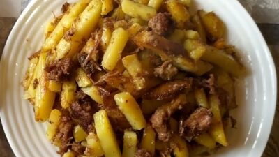 Картошка с тушенкой в казане в духовке