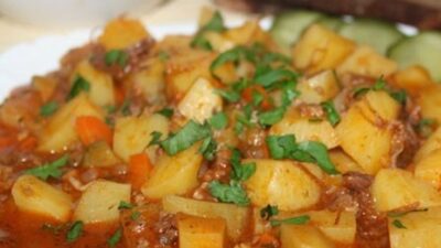 Картошка с тушенкой и томатной пастой на сковороде