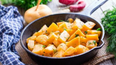 Тушеная репа с горчицей в овощном бульоне