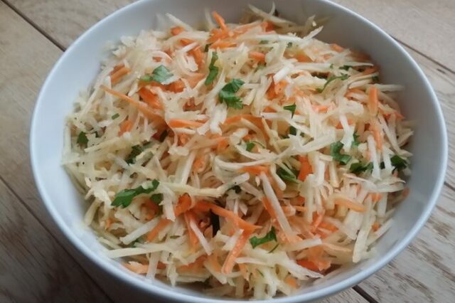 Салат из репы с морковью и зеленью