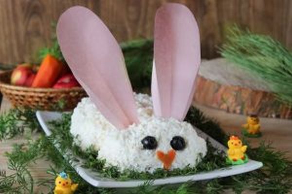 Салат «Новогодний кролик» с черносливом