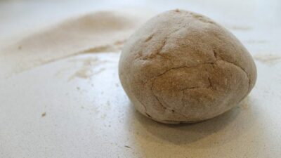 Дрожжевое тесто с пшеном на сливках