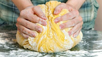 Сдобное дрожжевое тесто с изюмом и орехами