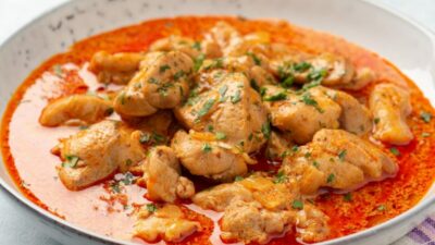 Куриный паприкаш с лапшой и зеленью