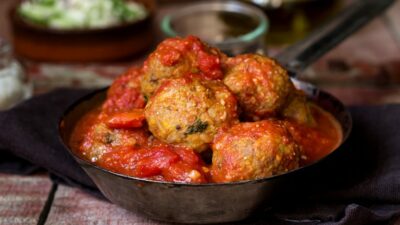 Мясные тефтели в сметанном соусе с овощами