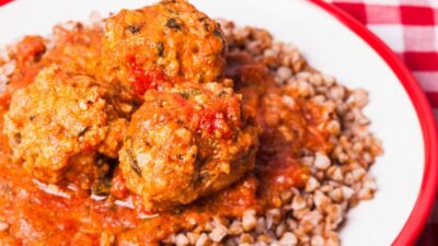 Мясные тефтели с гречкой в томатном соке