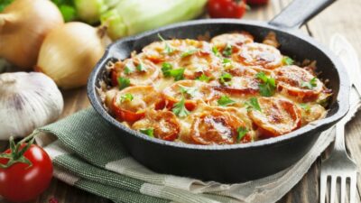 Кабачки с помидорами под сырной корочкой в духовке