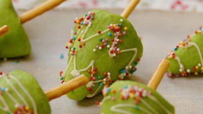 Новогодние пирожные с изюмом и орехами «Картошка-елочка»