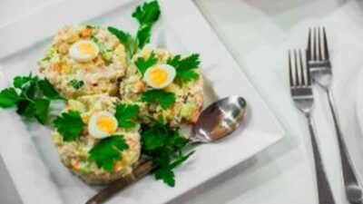 Салат «Оливье» с докторской колбасой по-советски
