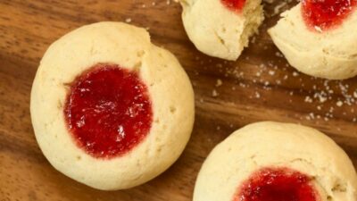 Ванильное печенье с джемом на сливочном масле